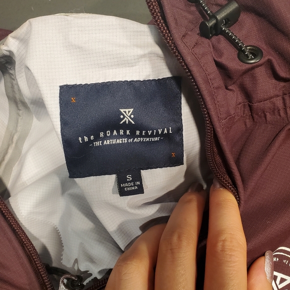 Roark pull over rain jacket/ windbreaker. Size small - Picture 11 of 14